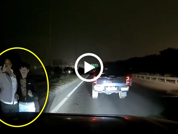  [Clip]: Xin vượt không thành, tài xế xe bán tải chặn đầu ô tô con giữa đường cao tốc dằn mặt
