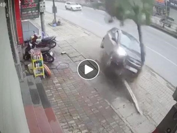  [Clip]: Ô tô lao lên vỉa hè đâm gãy cây, xe lật nghiêng 