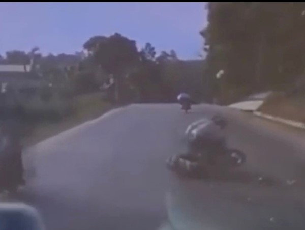 [Clip]: Mải nhìn điện thoại đâm vào ô tô, thanh niên suýt mất mạng 