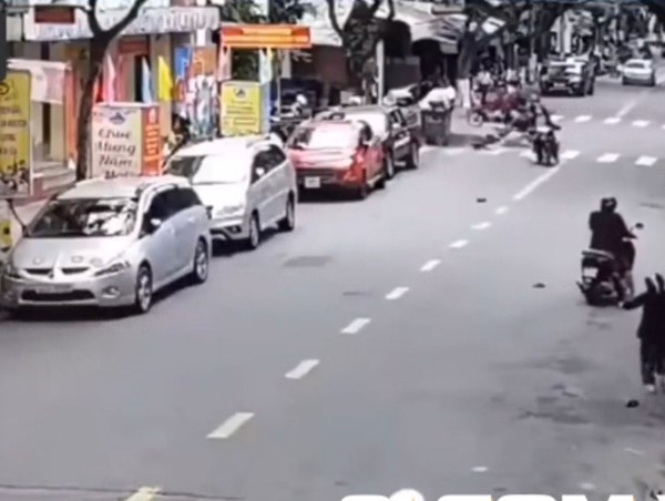 [Clip]: Bất lực nhìn theo pha tai nạn do trẻ nhỏ vít nhầm tay ga xe máy 
