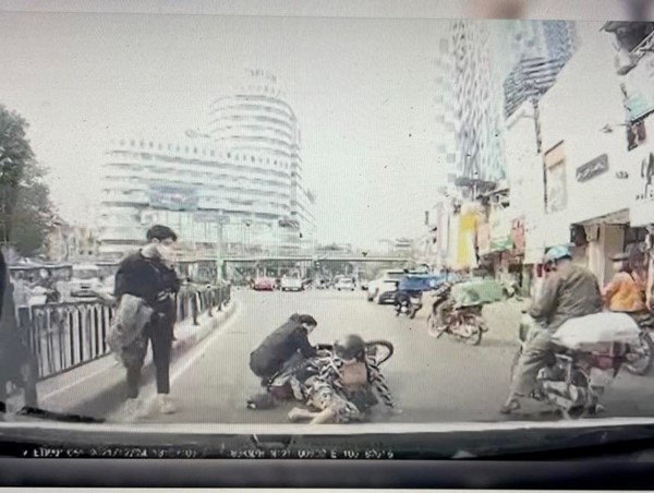 [Clip]: Chiếc váy cuốn vào bánh xe máy khiến cô gái ngã xuống đường 