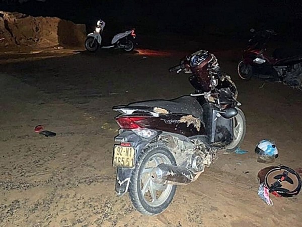 Xe máy đâm vào đống cát giữa đường, 4 người trong gia đình thương vong