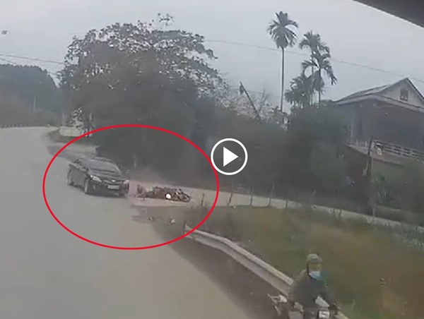 [Clip]: Tranh cãi tình huống giao thông sau va chạm giữa xe máy và ô tô… ai sai - ai đúng? 