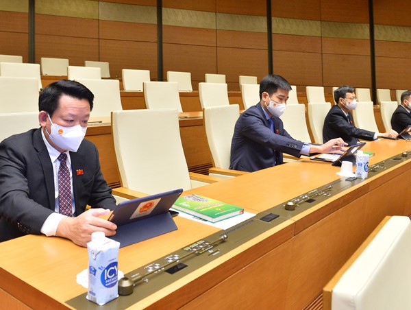 Quốc hội sửa Luật Thuế tiêu thụ đặc biệt, giảm thuế với xe ô tô điện chạy pin