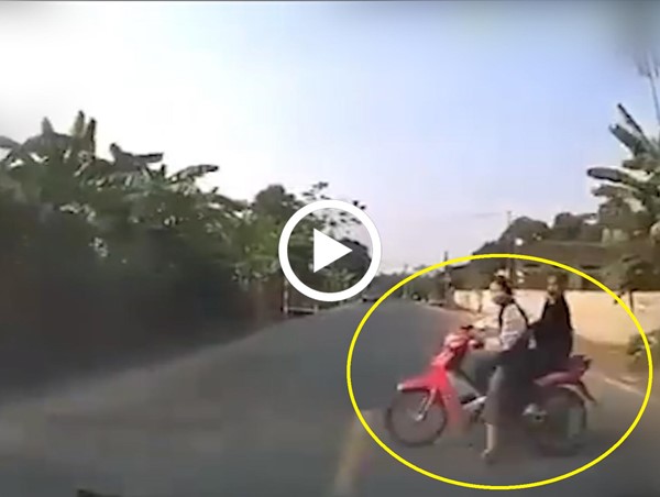 [Clip]: Khoảnh khắc 2 nữ sinh bất ngờ quay đầu bị ô tô tông văng mạnh xuống đường