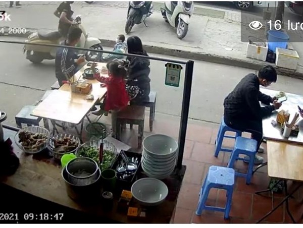 [Clip]: Va chạm với trẻ con chạy qua đường, nam thanh niên bị 2 người đàn ông đánh 