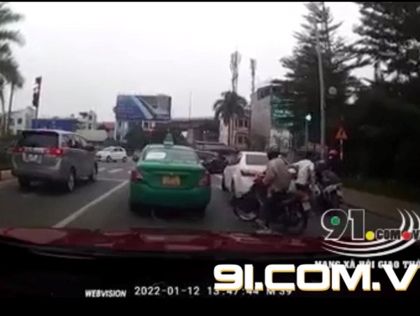 [Clip]: Bị vỗ vào ô tô khi dừng chờ đèn đỏ, tài xế xuống xe "song phi" liên tiếp vào người đi xe máy 