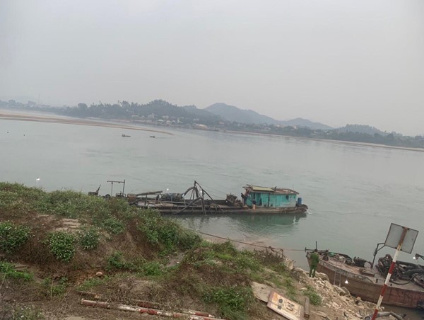 Hà Nội: Cảnh sát mật phục bắt 2 tàu khai thác cát trái phép trên sông Đà