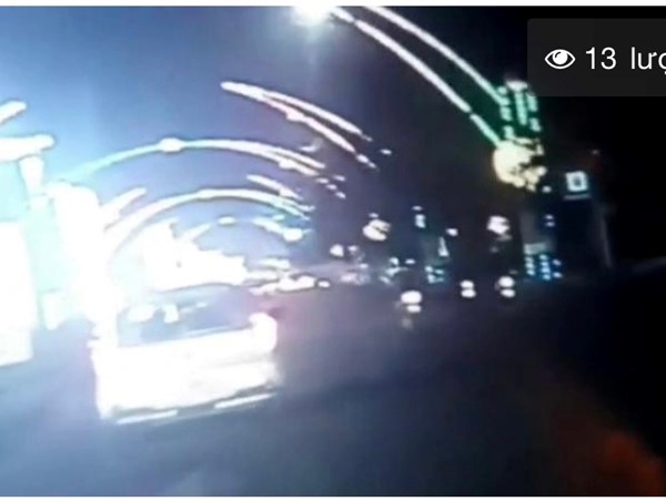 [Clip]: Ô tô kéo lê xe máy tóe lửa, xem hành động máu lạnh trước đó của tài xế càng rợn người 