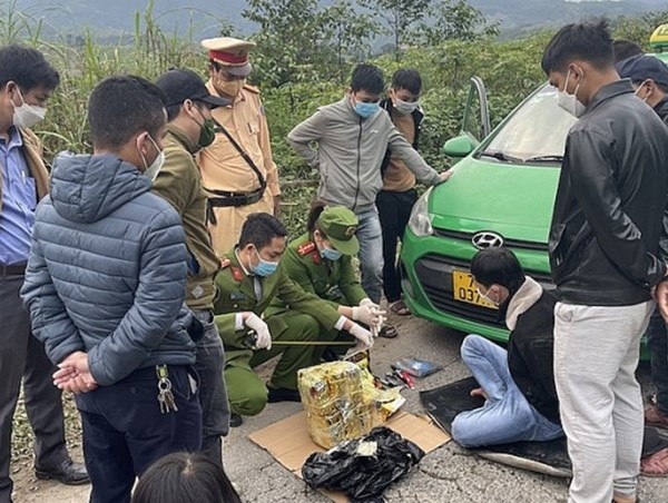 CSGT Quảng Trị bắt vụ vận chuyển 10kg ma túy đá trên Quốc lộ 9