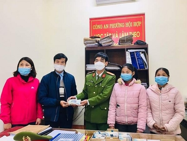 Nhặt được 50 triệu đồng, cô học trò nghèo trả lại người đánh rơi