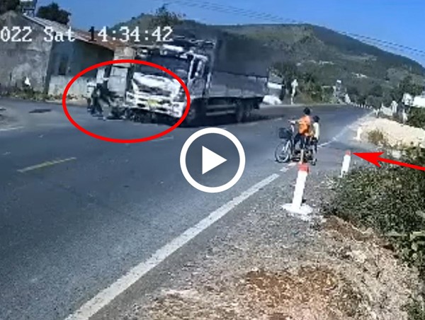 [Clip]: "Phóng như bay" qua ngã tư, cô gái đi xe máy bị xe tải tông kinh hoàng