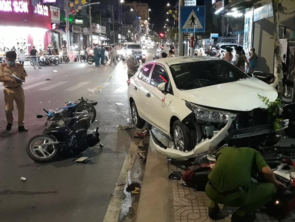 [Clip]: Tài xế say rượu lái xe tông liên tiếp 5 xe máy