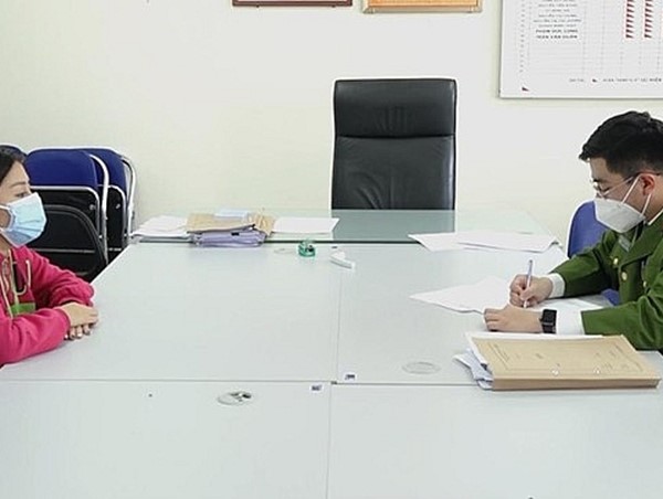 Phát hiện 100 cá thể rùa quý hiếm bên trong chiếc xe ô tô dừng đỗ bên đường