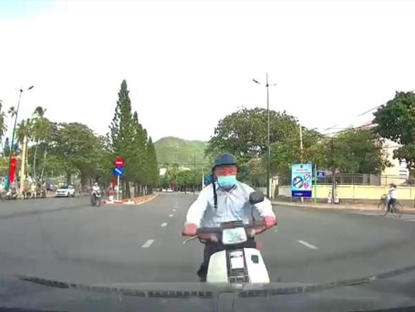 [Clip]: Người đàn ông đi xe máy lấn làn, lao thẳng vào đầu ô tô 