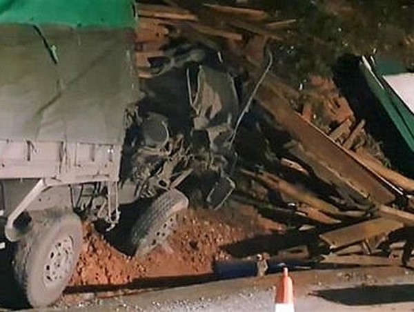 Xe tải lao vào vách núi khiến 3 người thương vong