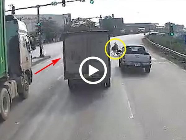 [Clip]: Đạp xe qua đường ở những giây cuối đèn đỏ, cụ bà bị container tông ngã xuống đường