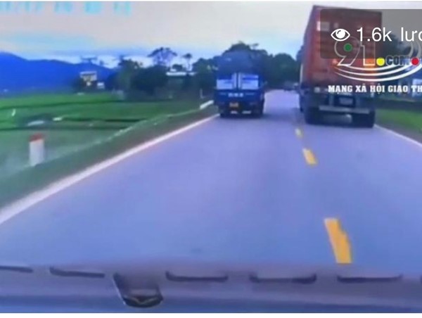 [Clip]: Hành động đẹp của tài xế xe container nháy đèn cảnh báo nguy hiểm cho xe sau 