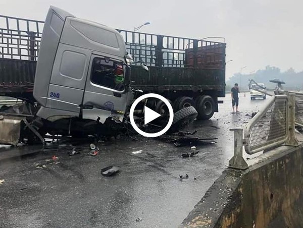 [Clip]: Xe đầu kéo gặp nạn kinh hoàng, cày nát dải phân cách trên cao tốc Nội Bài – Lào Cai 