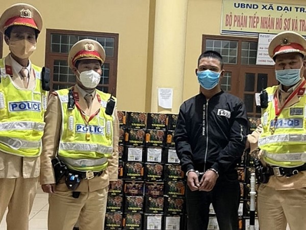 Bắt 2 đối tượng vận chuyển 130 kg pháo hoa nổ 