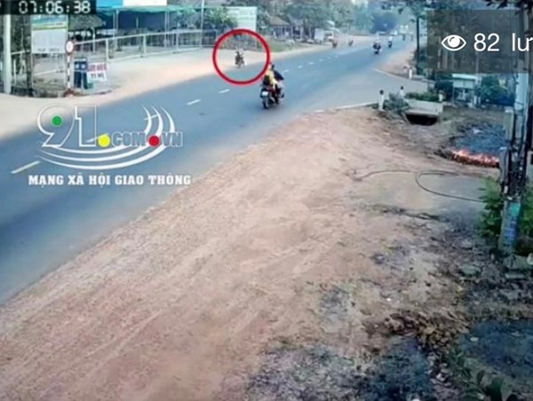 [Clip]: Sang đường bất cẩn người điều khiển xe máy gây tai nạn nghiêm trọng 