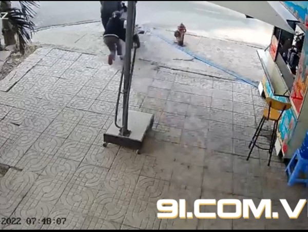 [Clip]: 4 tên cướp dàn cảnh trộm xe máy nhưng thất bại trước cô gái 