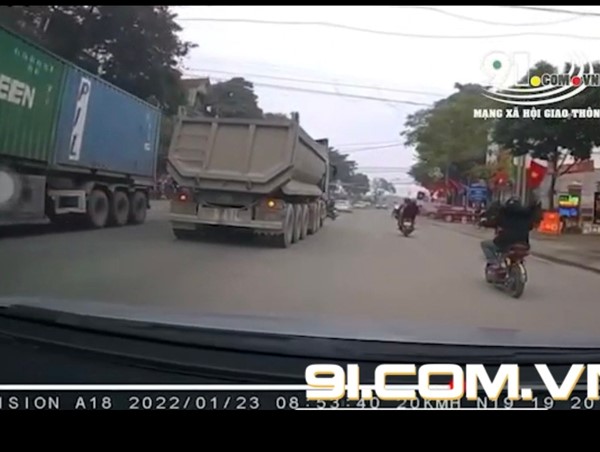 [Clip]: Ngã xuống đường, người đàn ông bị xe tải ben cán tử vong 