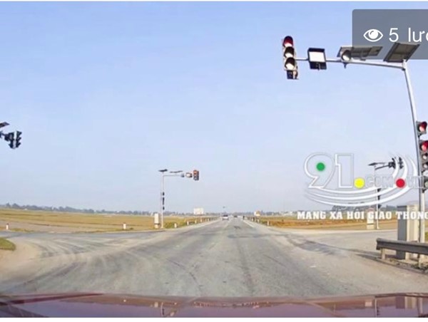 [Clip]: Xe ben ngang nhiên vượt đèn đỏ khiến nhiều người phẫn nộ 