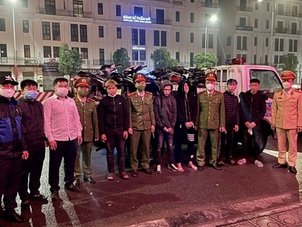 Tạm giữ nhóm "quái xế" lạng lách, đánh võng trong đêm