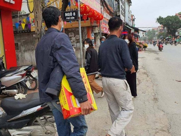 Vi phạm nồng độ cồn bị giữ xe, người đàn ông ôm két bia đi bộ về nhà 