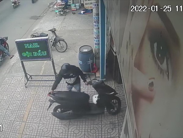 [Clip]: Thanh niên vào tận nhà lấy trộm xe máy