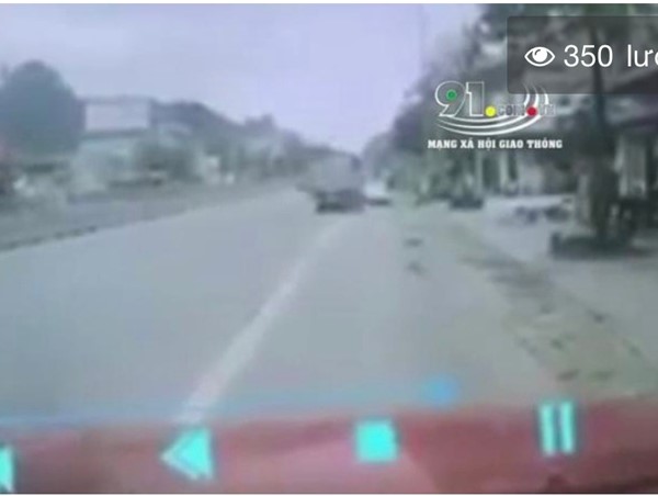 [Clip]: Tài xế xe tải nghi buồn ngủ tông móp đuôi xe Mercedes đỗ bên đường 