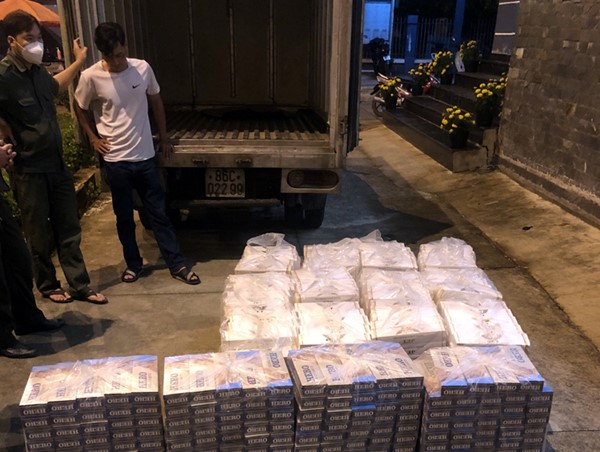 Phát hiện súng, đạn trên xe tải chở gần 8.000 bao thuốc lá lậu