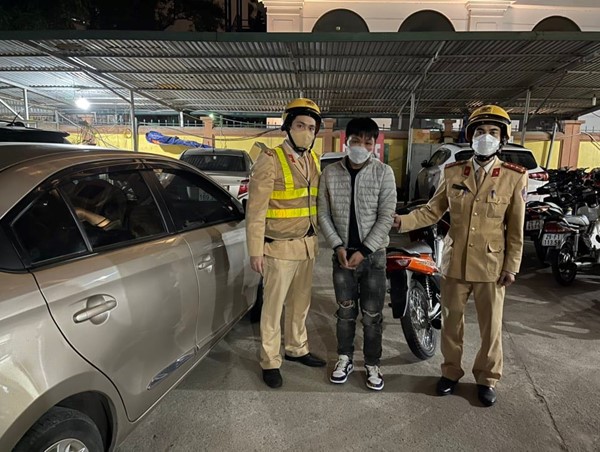 Tuần tra dịp Tết, tổ công tác CSGT Hà Nội bắt cướp trên đường Xuân La