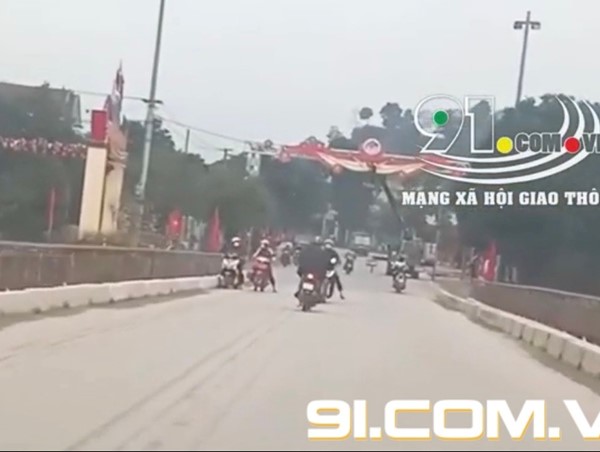 [Clip]: Người đàn ông say xỉn đấu đầu trực diện xe máy trên cầu
