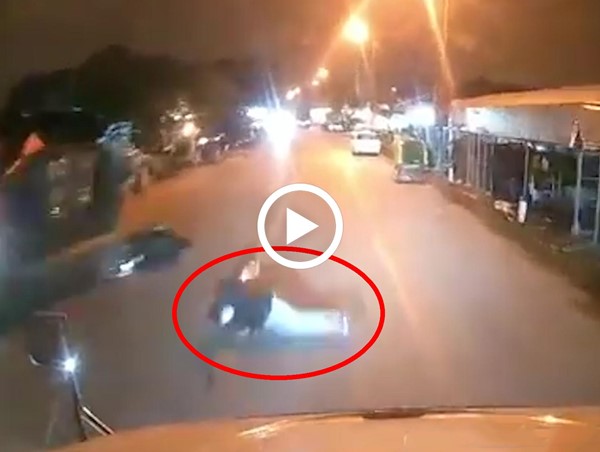 [Clip]: Nam thanh niên ngã văng vào gầm xe container sau va chạm với xe cùng chiều 