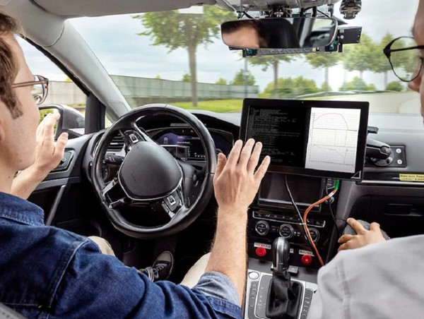 Volkswagen hợp tác với Bosch để phát triển hệ thống lái xe rảnh tay 