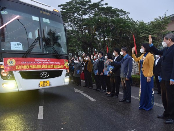 Những chuyến xe miễn phí đưa 200 công nhân, lao động ở Thủ đô về quê đón Tết