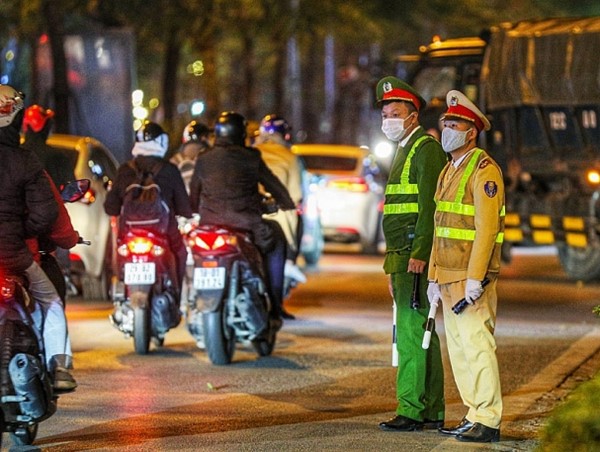 Lực lượng CATP Hà Nội làm nhiệm vụ xuyên đêm, giúp Nhân dân Thủ đô vui Xuân, đón Tết an toàn