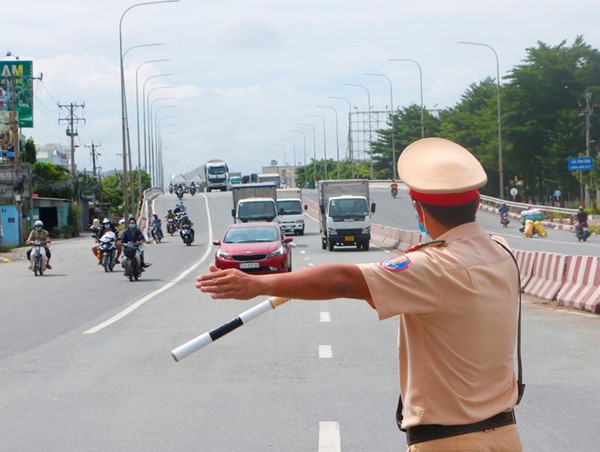 CSGT yêu cầu dừng xe, xử phạt trên cầu, có đúng luật không?