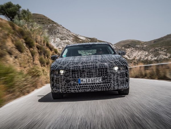 BMW 7 Series 2023 mới với hệ thống truyền động hybrid