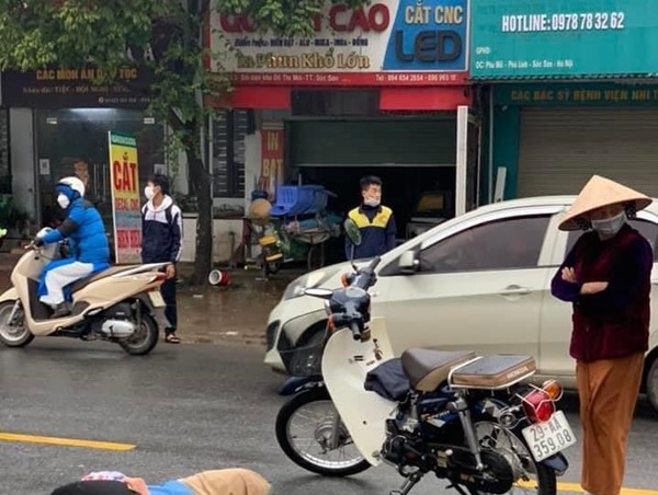 [Clip]: Qua đường ẩu, học sinh đi xe máy bị tông ngang xe 