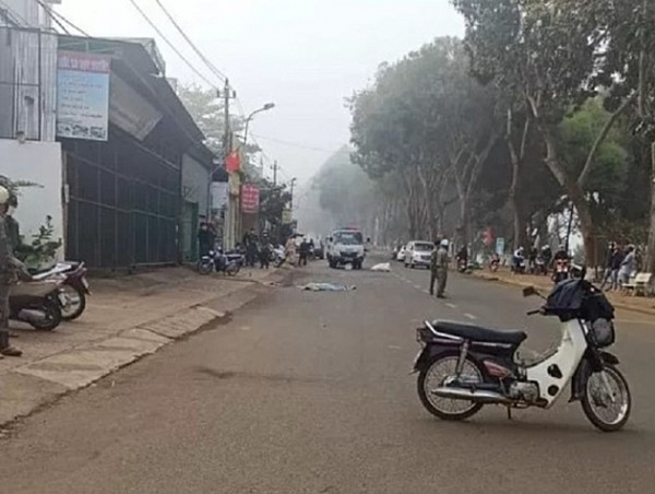 Đắp chăn nằm giữa đường, người đàn ông bị taxi tông tử vong