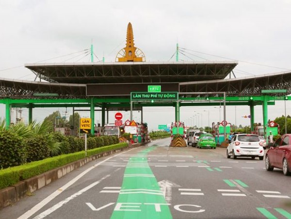 Mới hơn 50% ô tô dán thẻ thu phí không dừng