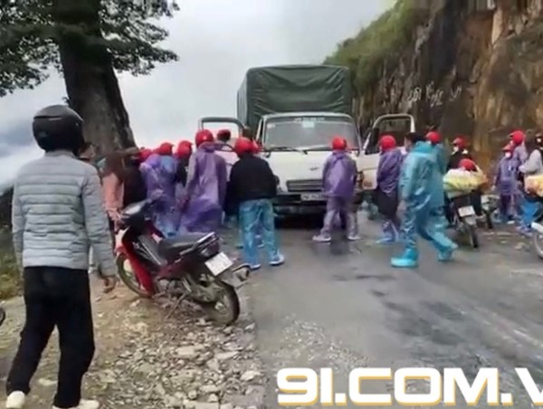 [Clip]: Hỗn chiến vì mâu thuẫn giữa xe tải và nhóm phượt thủ