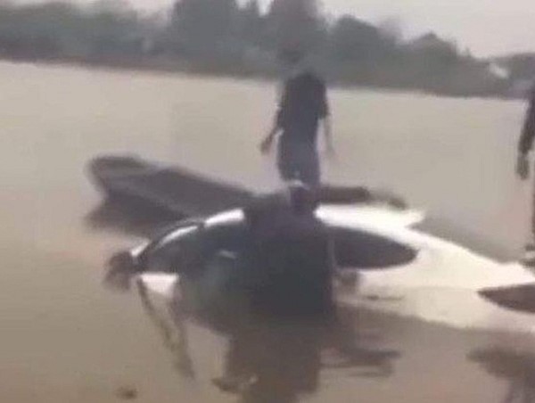 Điều tra vụ người đàn ông tử vong trong ô tô dưới lòng sông 