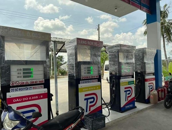 Phát hiện cửa hàng có khoảng 7.000 lít xăng nhưng không mở bán