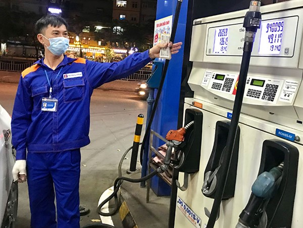 Giá xăng tăng gần 1.000 đồng/lít, cao nhất trong 8 năm