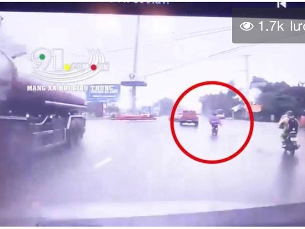 [Clip]: Ô tô tông em học sinh khi đi qua vòng xuyến