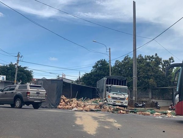 [Clip]: Xe tải mất lái tông vào xe dừng chờ đèn đỏ bên đường 